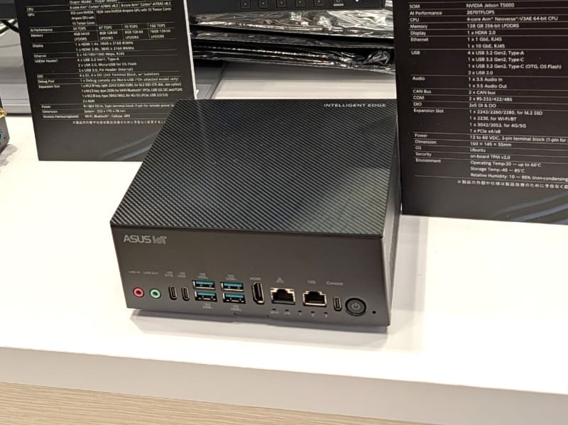 NVIDIAのJetson Thorプラットフォームを採用する産業用エッジAIコンピュータ「ASUS PE3000N」。前面には「ASUS IOT」のロゴも確認できる