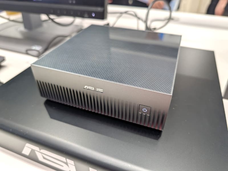 NVIDIA DGX Sparkがベースとなったデスクトップ型AIスーパーコンピュータ「ASUS Ascent GX10」は、NVIDIA GB10 Grace Blackwell Superchip搭載ながらコンパクトボディを実現する