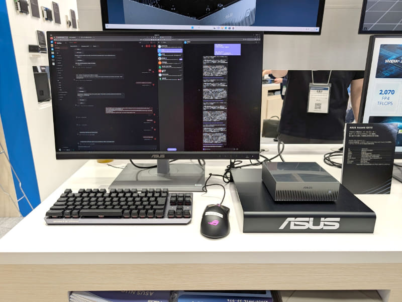 ディスプレイに接続された状態を見ると、そのコンパクトさが分かる