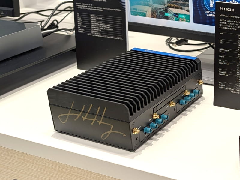 ファンレスのエッジAIシステム「PE1103N」にはなんとジェンスン・フアンのサインが！