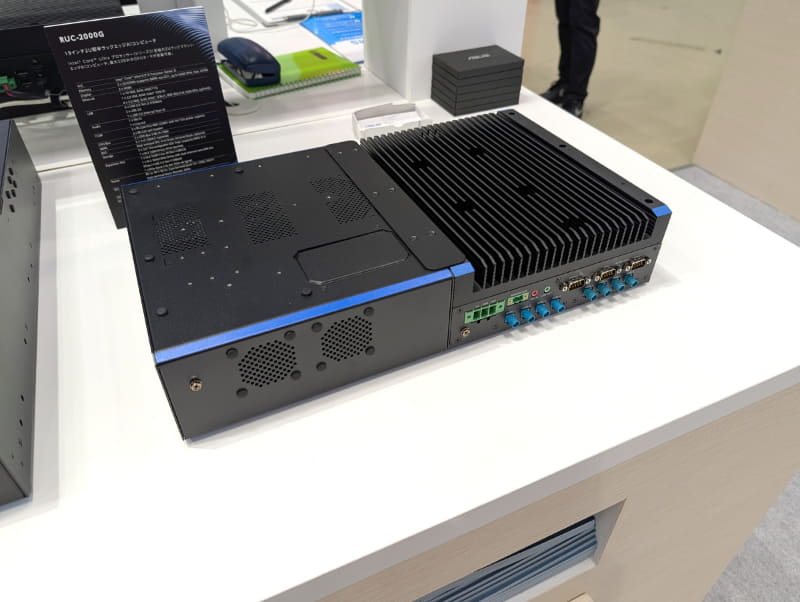 ほかにも、Intel Panther Lakeを搭載し、19型2U堅牢ラックに収納できるエッジAIコンピュータ「RUC-2000G」を展示。最新世代のIntel製CPUを採用した高効率コンピューティングの可能性を提示する産業用エッジAIコンピュータとなっている