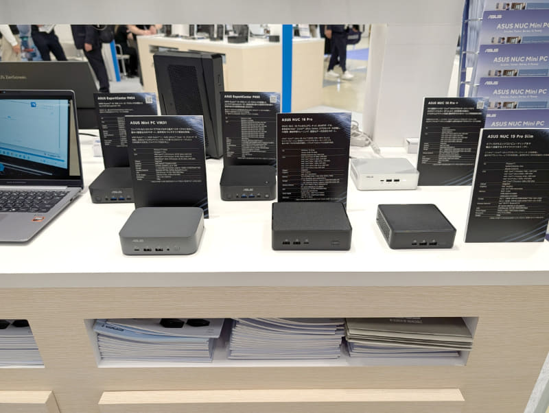 ズラッと並べられたASUS製ミニPC「ASUS NUC」シリーズは量販店や同社直販サイトなどで販売しているという。RyzenやAthlon Silverなどを搭載したモデルから、Core Ultra、Core i3/i5/i7などを搭載するモデルなどバリエーションは豊富だ