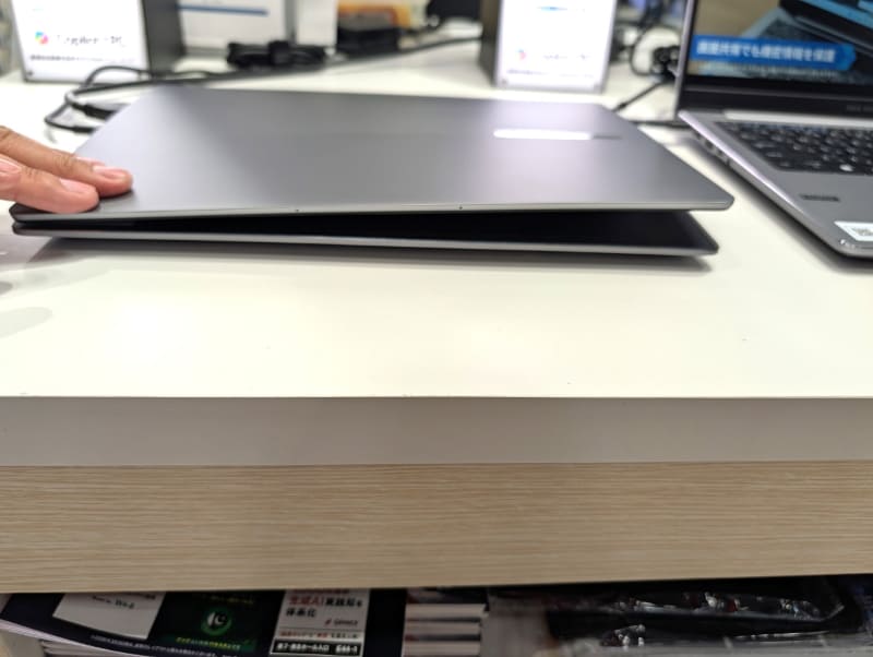 うっかりペンを挟んだままディスプレイを閉じてもディスプレイ側がたわむことでディスプレイの割れなどを防げる