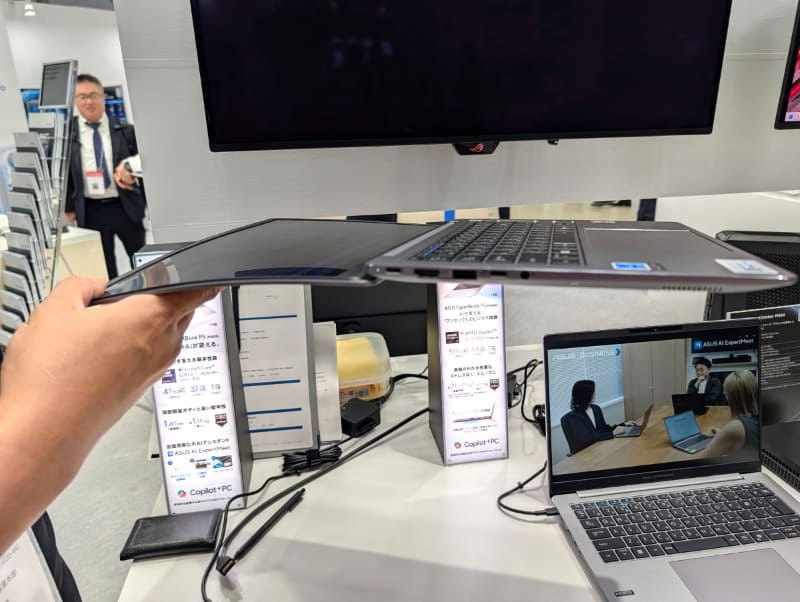 ディスプレイ側を持った状態でノートPCを持ち上げると、ディスプレイがしなる