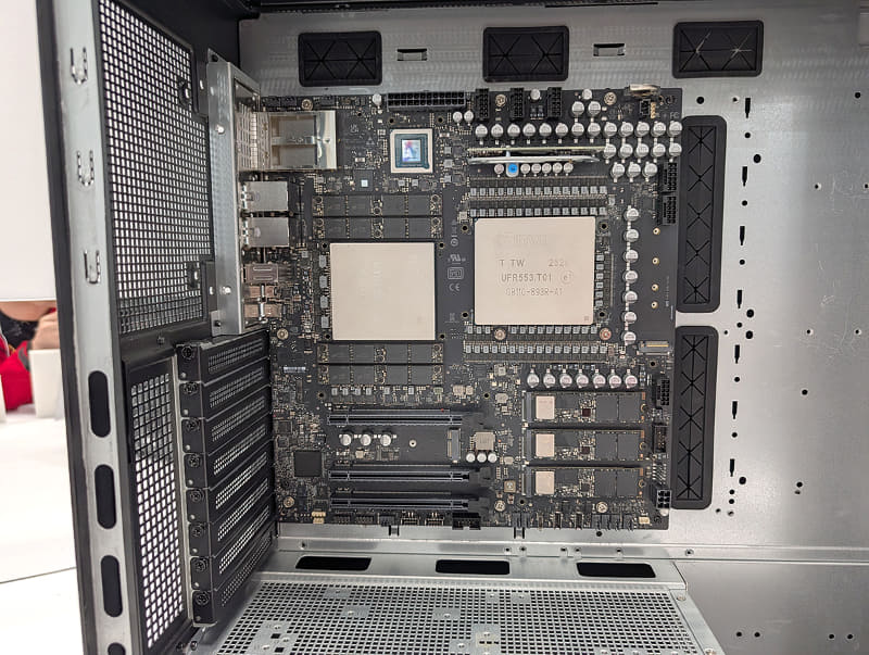 マザーボードには3基の拡張スロットが確認できるほか、Samsung製のSSDが3基搭載されているのが分かる