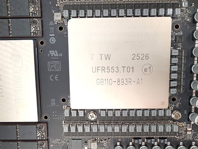 右のチップには「GB110」の名前が確認できる。調べてみたところ、こちらがNVIDIA Blackwell Ultraのようだ