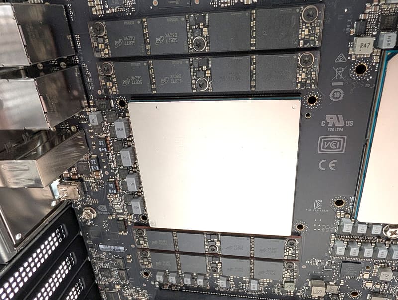 左側のチップは「TH500」の名前があり、Grace CPUと思われる