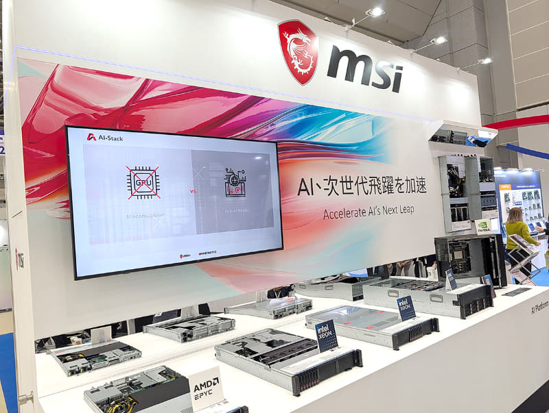 同社の手掛けるラックマウントサーバーを並べて展示