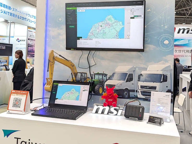 ファンレス型エッジAIコンピュータ「MS585」のエッジソリューションデモ。中央には赤いドラゴンのマスコットキャラクター、ラッキーくんが鎮座しているギャップもユニークだ