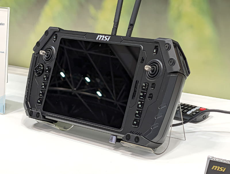 「UAV Ground Control Station」はArm、またはインテル製CPUが搭載可能で、OSもAndroidとWindowsをサポート、本体にはドローン操作用のスティックや各種ボタンが配置されている