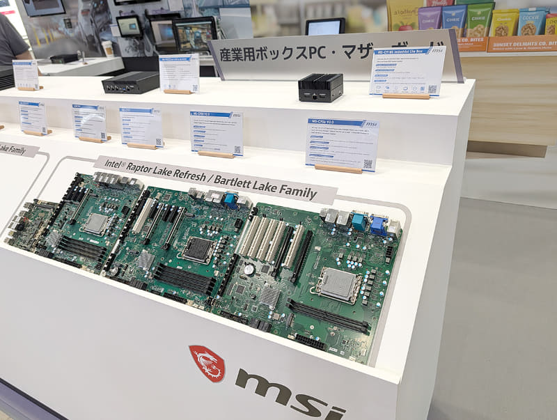 ほかにも、同社が手掛ける産業用ミニPCやマザーボードがズラッと並んでおり、かなり壮観だ
