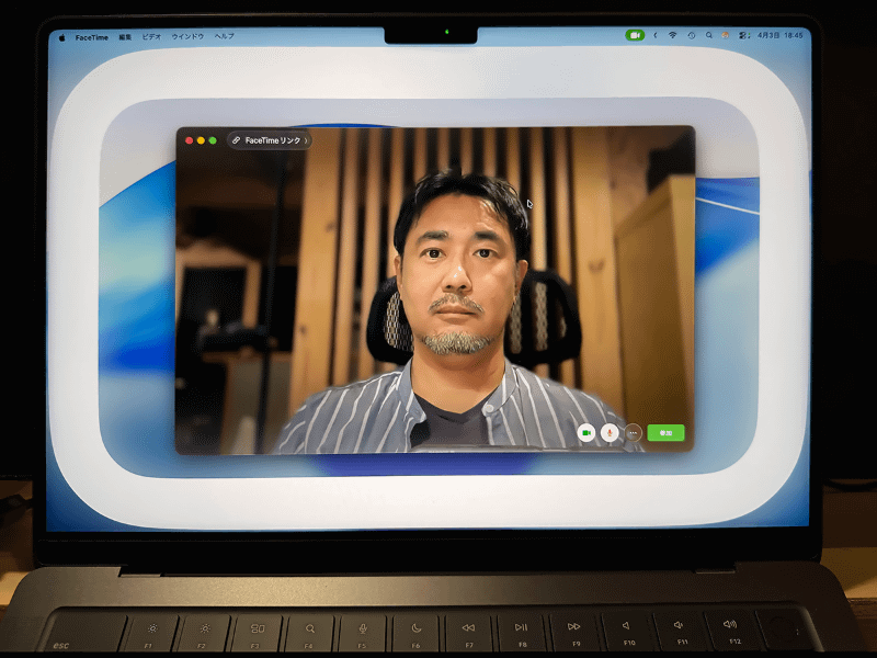 エッジライトは、Macの画面にリングライトのような光の効果を表示する機能です