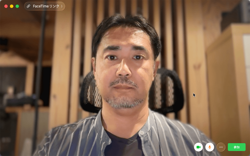 机上面が50luxの環境で、FaceTimeを開いた状態。カメラの自動補正のおかげで明るく見えますが、顔の側面に比べて正面が暗くなっています