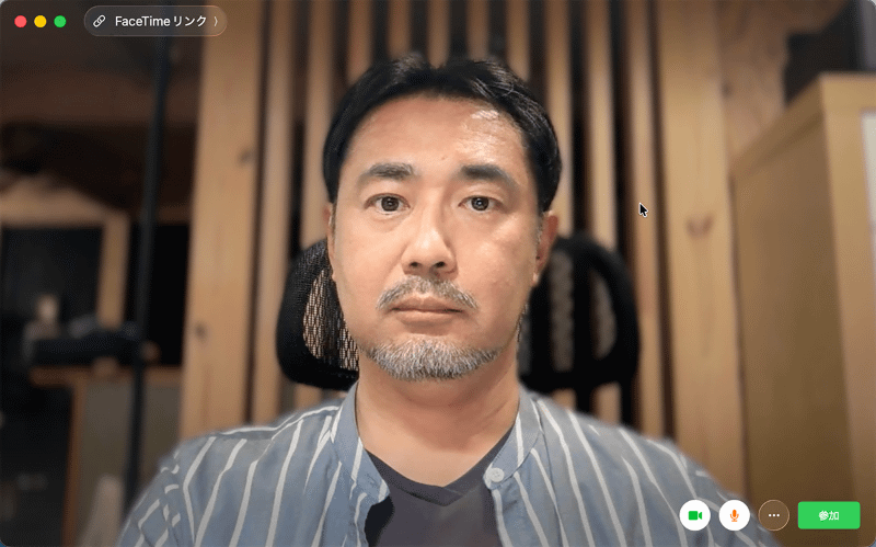 机上面が200luxの環境で、FaceTimeを開いた状態。エッジライト未使用でも、50luxの状態より顔全体がはっきりと映っています