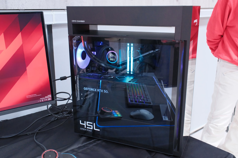 左側面はクリアパネル