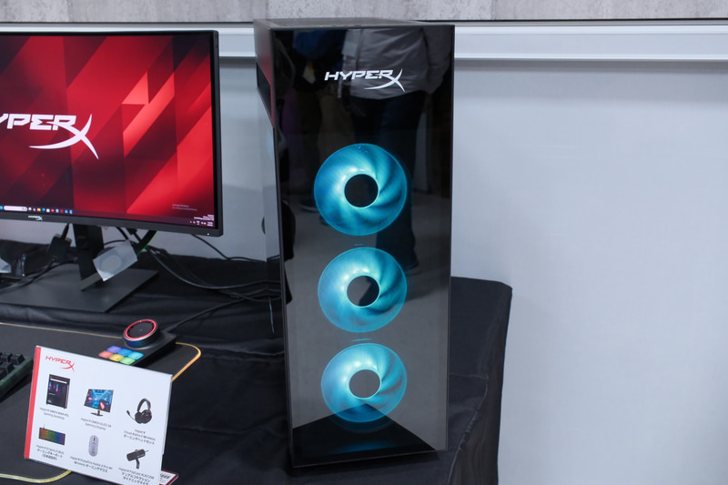 前面にはファン3基。上部のロゴはHyperX