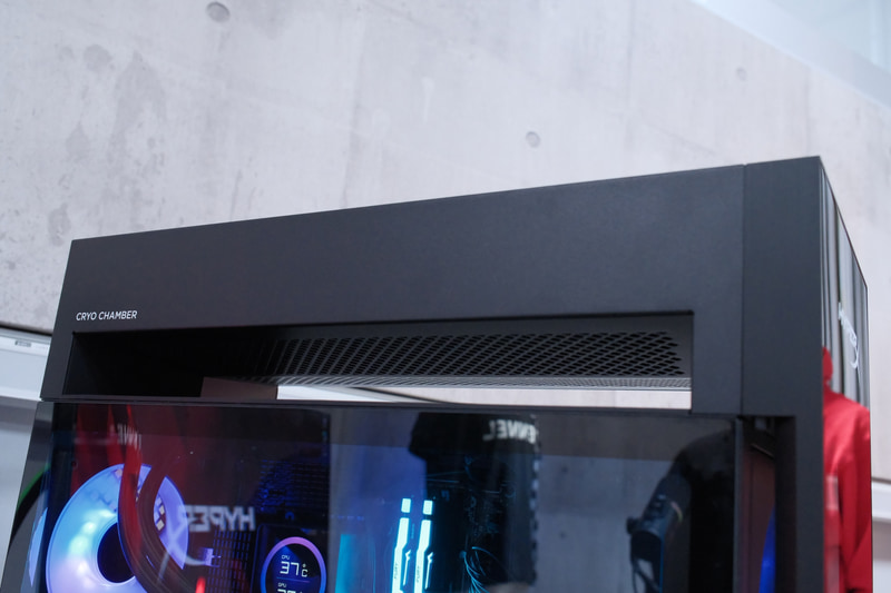 右側面にも別タイプのHyperXロゴがあしらわれている