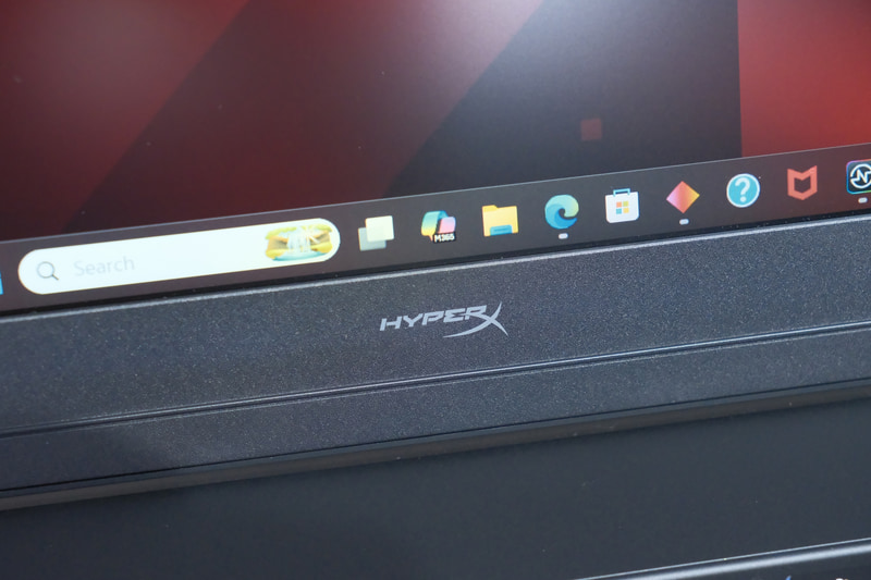 ディスプレイ下にはHyperXのロゴ