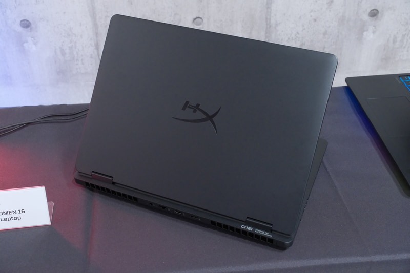 天面は別タイプのHyperXのロゴ