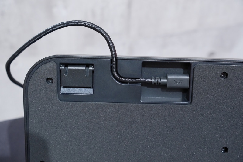 ケーブルの脱落を防ぐ機構も備えている