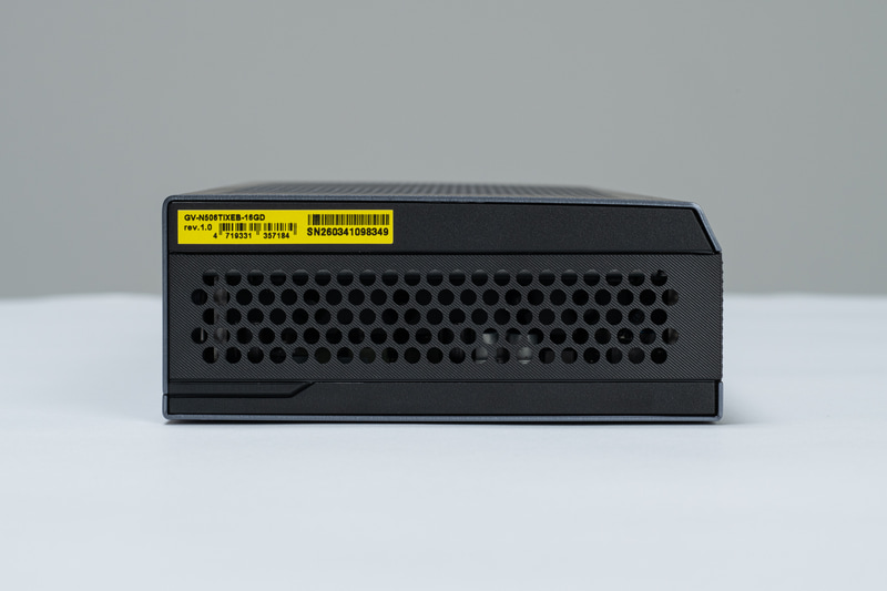 奥行きは約117.4mm。デスクへの設置もしやすい