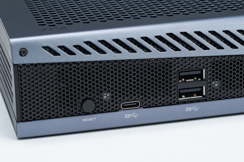 前面にはUSB 3.2 Gen 2 Type-CとUSB 3.2 Gen 2 2基。いずれも最大10Gbpsの高速ポートだ