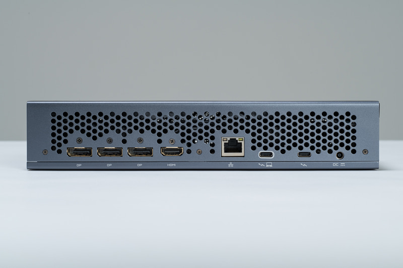 背面には4つの映像出力、Gigabit Ethernetに加え、Thunderbolt 5のアップストリーム・ダウンストリームポートが並ぶ
