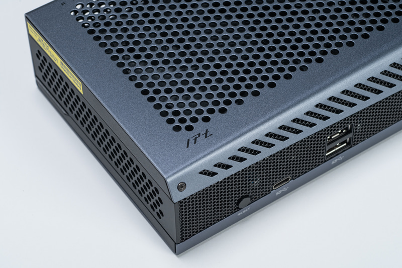 ゲーミングノートと比べて冷却性能に余裕がある分、静音性の面でも有利だ