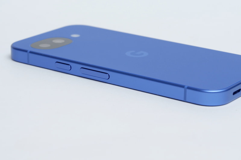 側面フレームは100%リサイクル素材のアルミニウムを採用。従来同様、垂直に切り落とされ、マット仕上げとなる