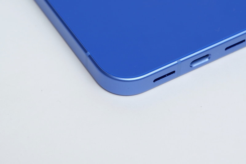 4角はPixel 9a同様のなだらかなカーブとなっている