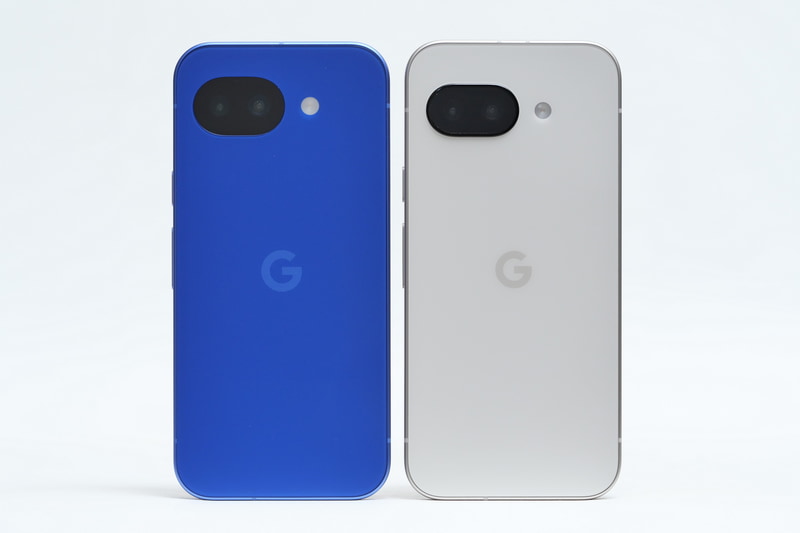 Pixel 9a(右)との比較。写真では分からないが、フットプリントは幅0.3mm、高さ0.9mmそれぞれ短くなっている