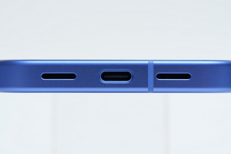 下部側面にはUSB 3.2 Type-Cと、ディスプレイ面を上にして左にマイク、右にスピーカーを内蔵する穴を配置