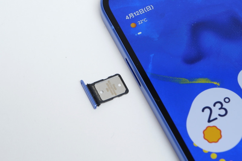 左側面にNano SIMを1枚装着可能なSIMカードトレイを配置