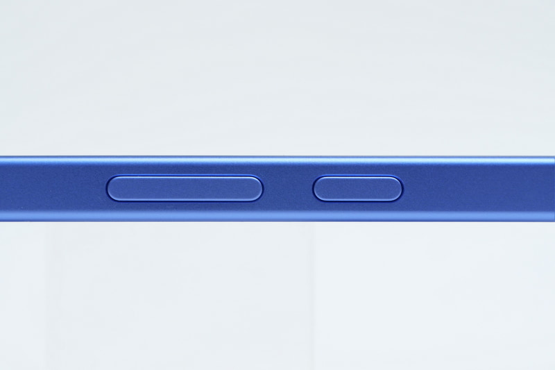 右側面の物理ボタンは、上(写真では右)から電源ボタン、ボリュームボタンと並ぶ