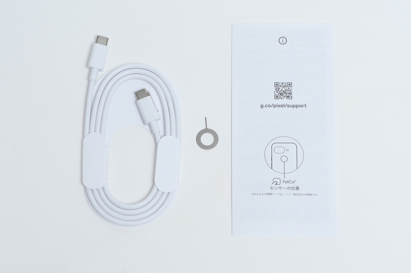 製品パッケージには、USB 2.0 Type-CケーブルとSIMトレイ取り出し用のピン、簡単な説明書が付属する