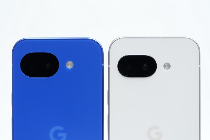 Pixel 10a(左)は、Pixel 9a(右)にあった背面カメラのわずかな突起がなくなり、背面がフラットになった