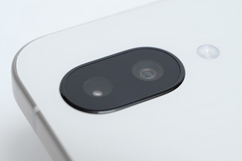 こちらはPixel 9aの背面カメラ。カメラ部が約0.5mm突起しており、背面は完全なフラットではなかった