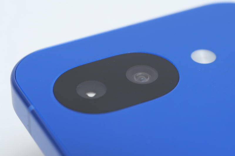 こちらがPixel 10aの背面カメラ。写真でも分かるように完全に突起がないばかりか、指で触ると背面よりごくわずかにへこんでいることが認識できる