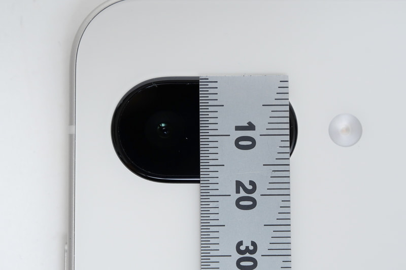 Pixel 9aのカメラ部は高さが実測で約18mmだった