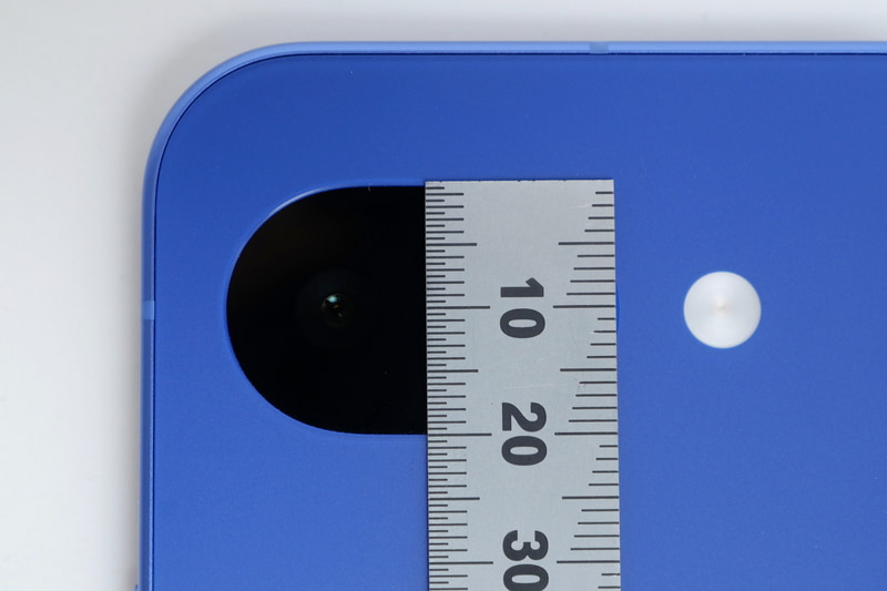 Pixel 10aのカメラ部は高さが実測で約20mmと、やや大きくなっている