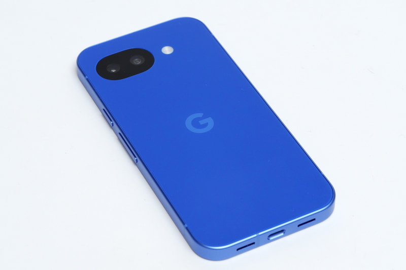 Isai Blueは、藍色に近い深い青という印象で、見る角度で色合いが変わる点も趣深い