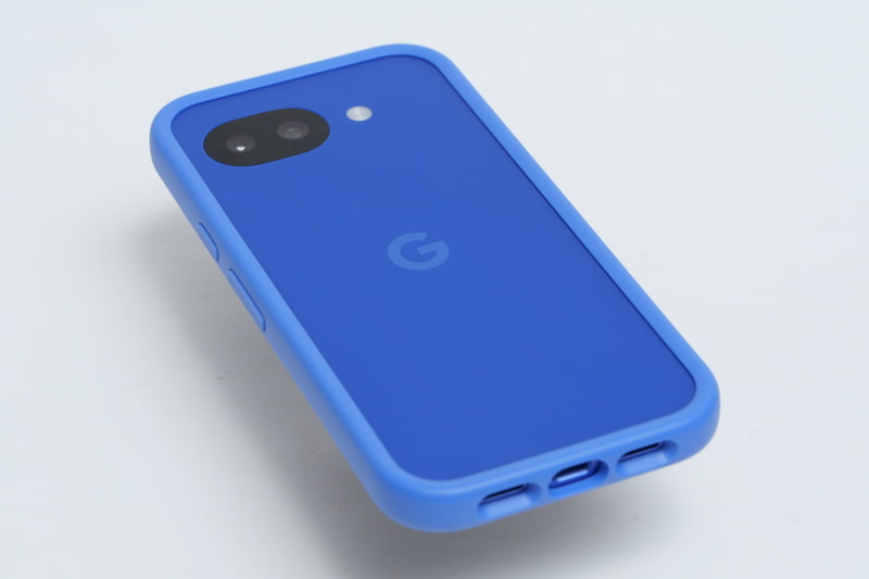 本体側面を覆って本体をしっかり保護しつつ、背面を覆い隠さないためIsai Blueの色合いをそのまま楽しめる