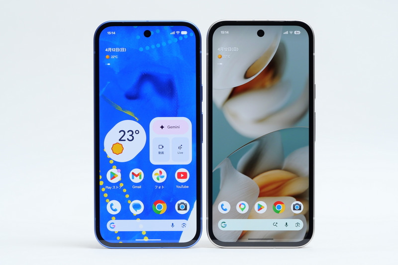 左がPixel 10a、右がPixel 9a。ディスプレイサイズや表示解像度は同じだが、Pixel 10aは輝度やコントラスト比が高められている