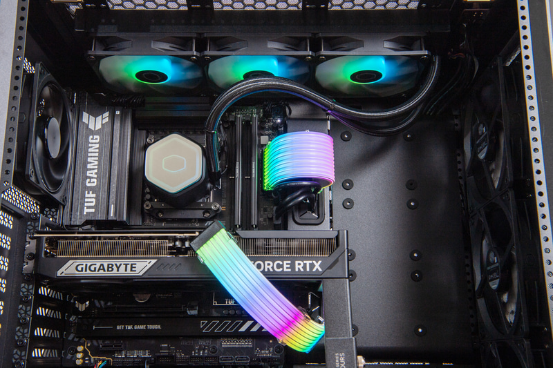 簡易水冷クーラーにもARGBが内蔵されているため、かなりハデなライティングを楽しめる