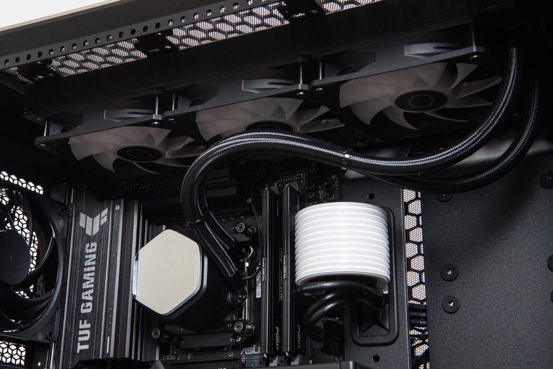 簡易水冷クーラーには360mmクラスのMasterLiquid 360 Core IIを搭載。ラジエータは天面にありファンは排気方向に取り付けられている