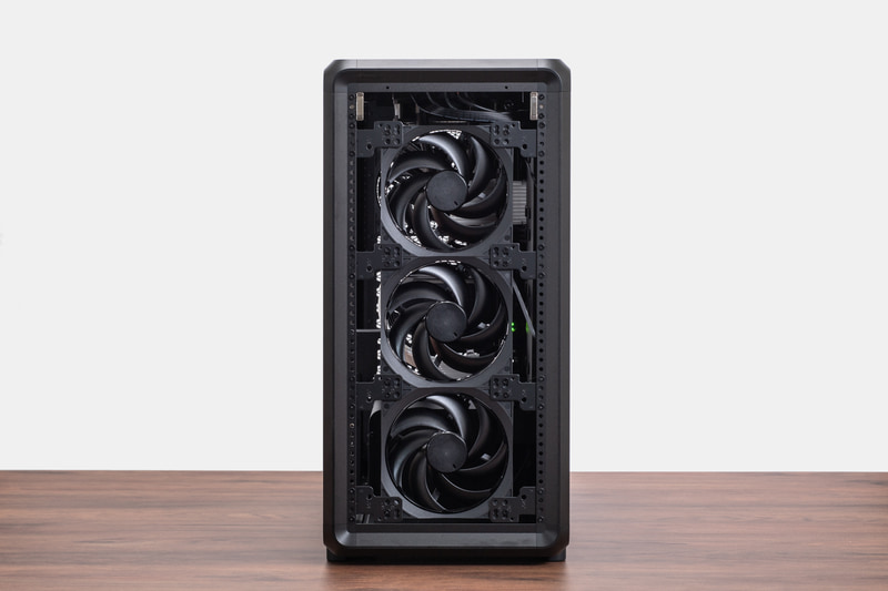 前面には140mmと大きめサイズのファンが3基も搭載。これは前面から吸気する形だ