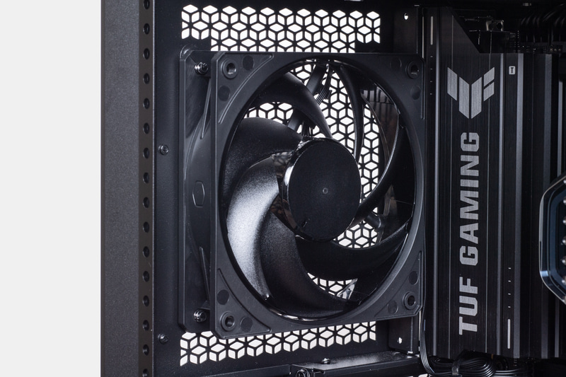 背面には120mmファンが排気方向に取り付けられている