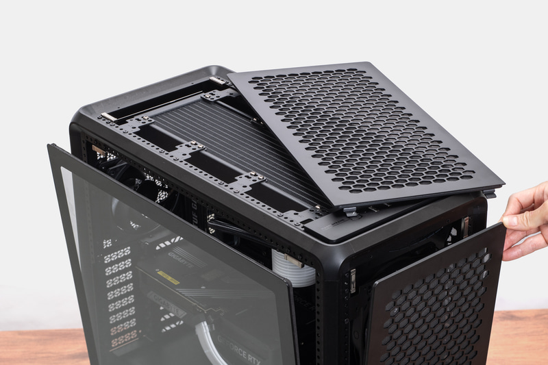 側面も天面もパネルはツールレスで取り外し可能とメンテナンス性も高い