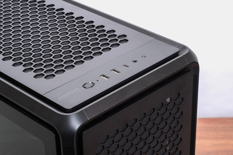 天面にはUSB 3.2 Gen 1 2基、USB 3.2 Gen 2x2 Type-C、ヘッドセット端子が用意されている