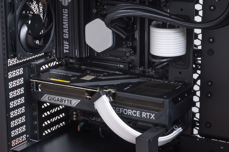 ビデオカードの補助電源とメインパワー電源ケーブルにはARGBカバーを追加できる